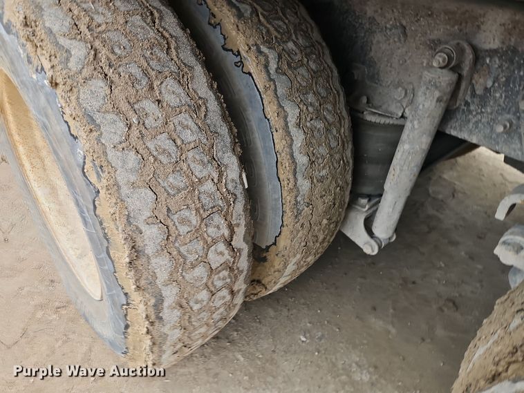 image for item DT7607 2007 International 7600 crane truck