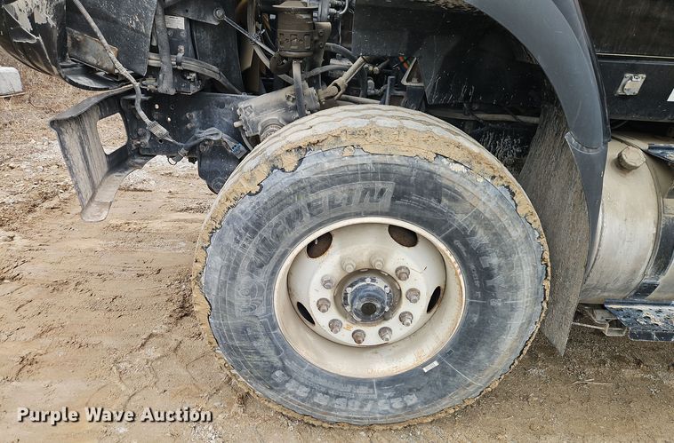 image for item DT7607 2007 International 7600 crane truck