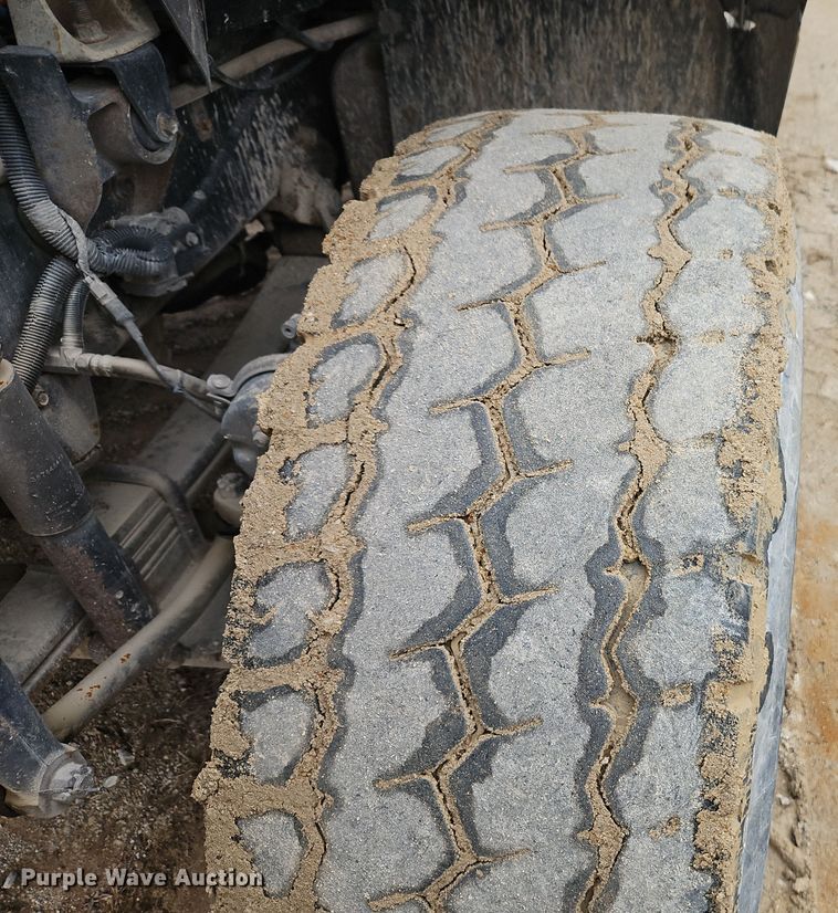 image for item DT7607 2007 International 7600 crane truck