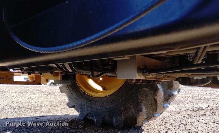 image for item DV6638 2005 John Deere 110 backhoe