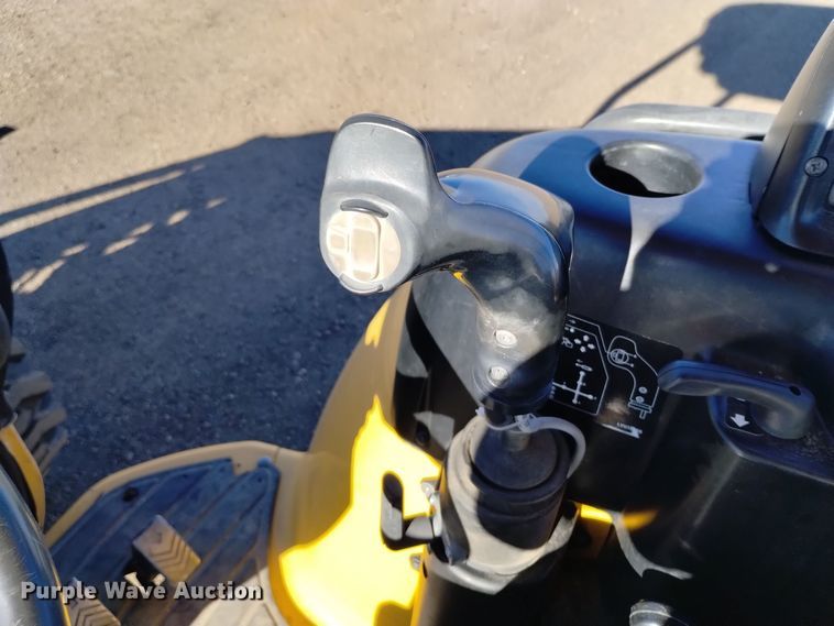 image for item DV6638 2005 John Deere 110 backhoe