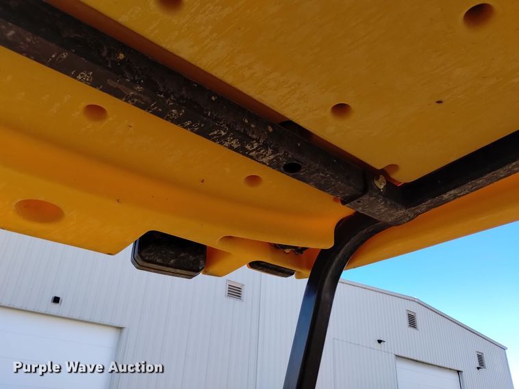 image for item DV6638 2005 John Deere 110 backhoe