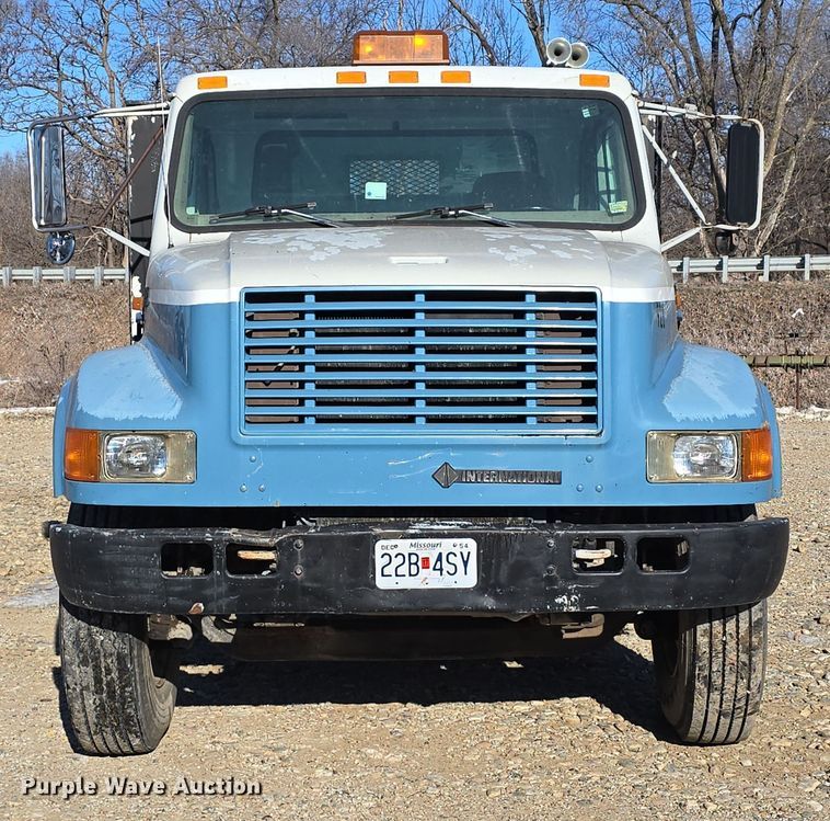 image for item DW3060 1996 International 4900 flatbed truck