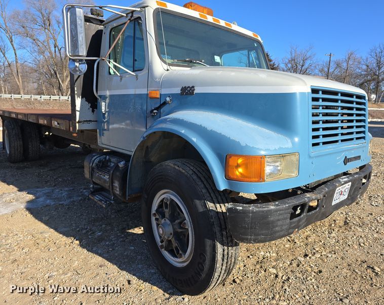 image for item DW3060 1996 International 4900 flatbed truck