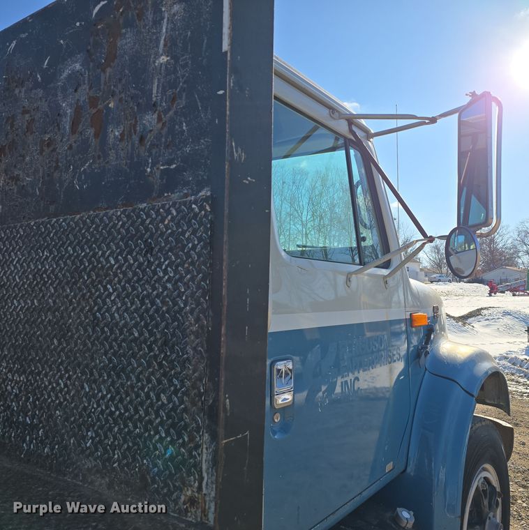 image for item DW3060 1996 International 4900 flatbed truck