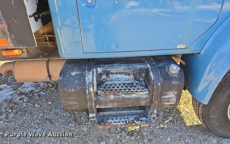 image for item DW3060 1996 International 4900 flatbed truck