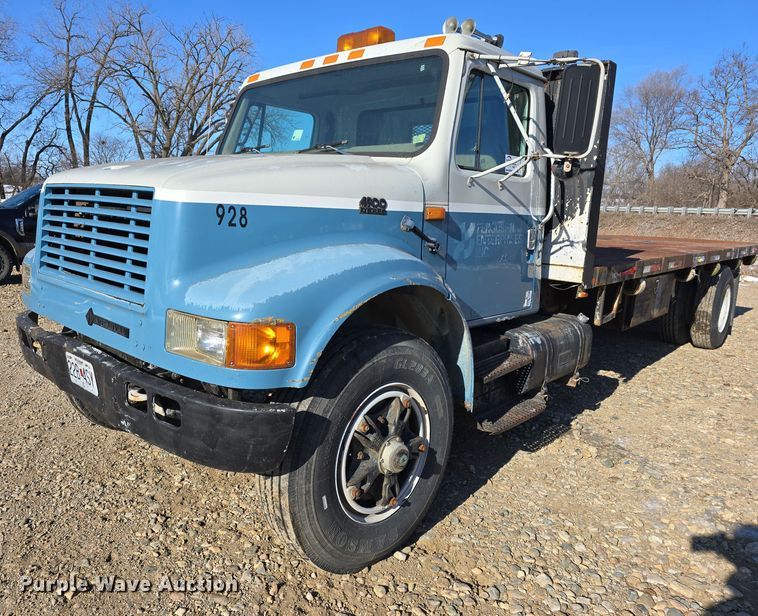image for item DW3060 1996 International 4900 flatbed truck