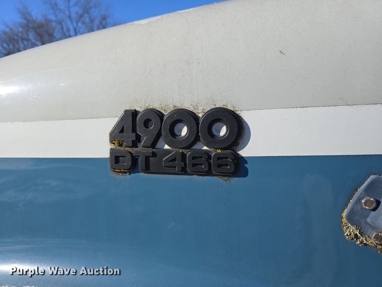 image for item DW3060 1996 International 4900 flatbed truck