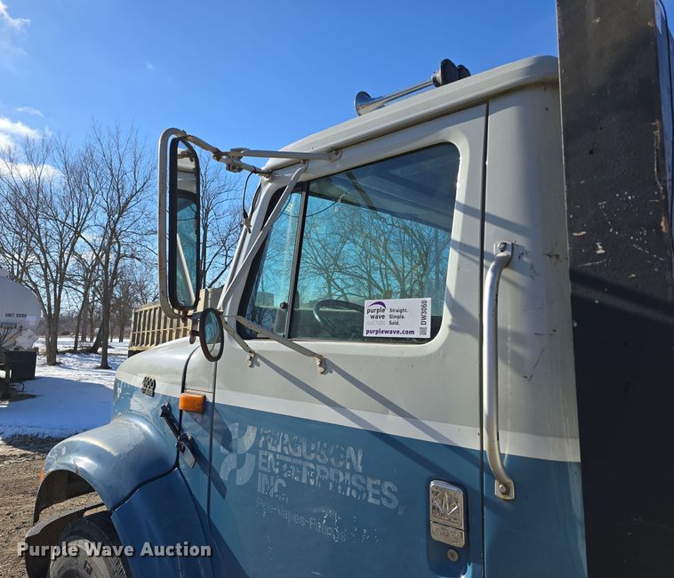 image for item DW3060 1996 International 4900 flatbed truck