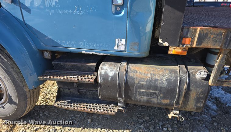 image for item DW3060 1996 International 4900 flatbed truck