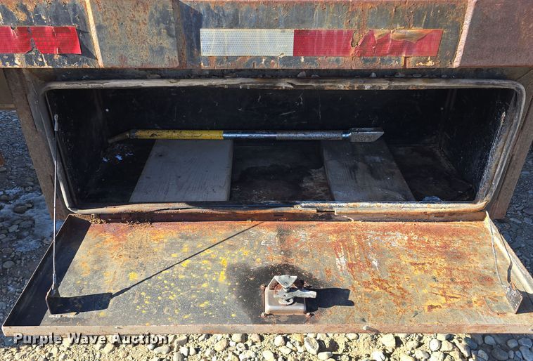 image for item DW3060 1996 International 4900 flatbed truck