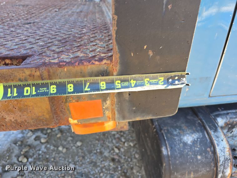 image for item DW3060 1996 International 4900 flatbed truck