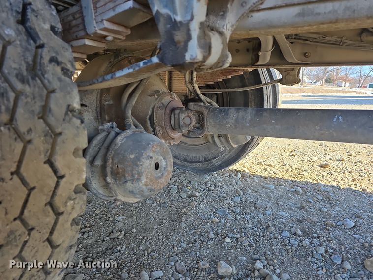 image for item DW3060 1996 International 4900 flatbed truck