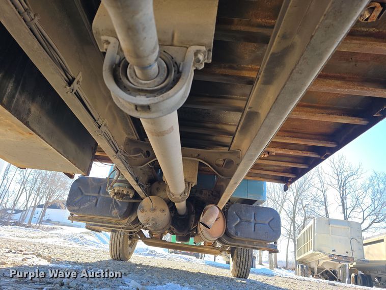 image for item DW3060 1996 International 4900 flatbed truck