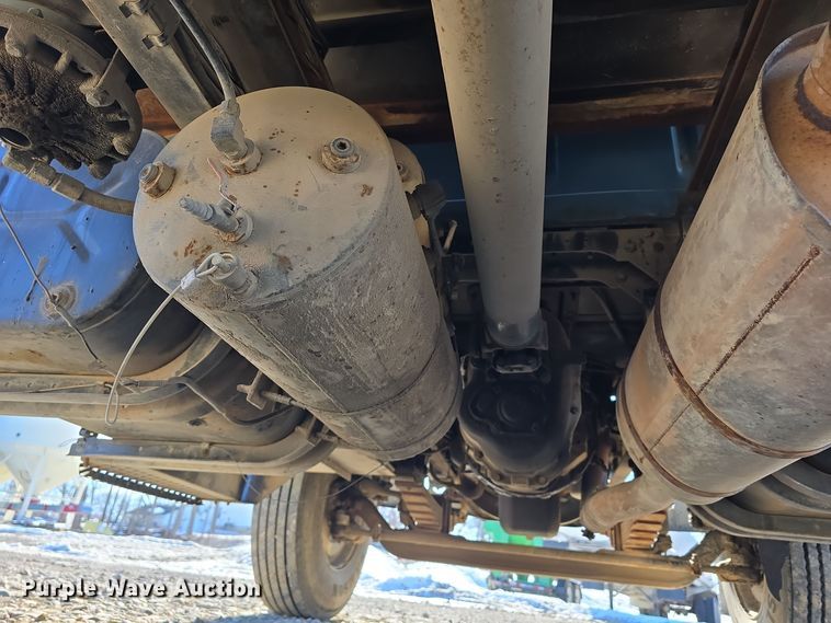 image for item DW3060 1996 International 4900 flatbed truck