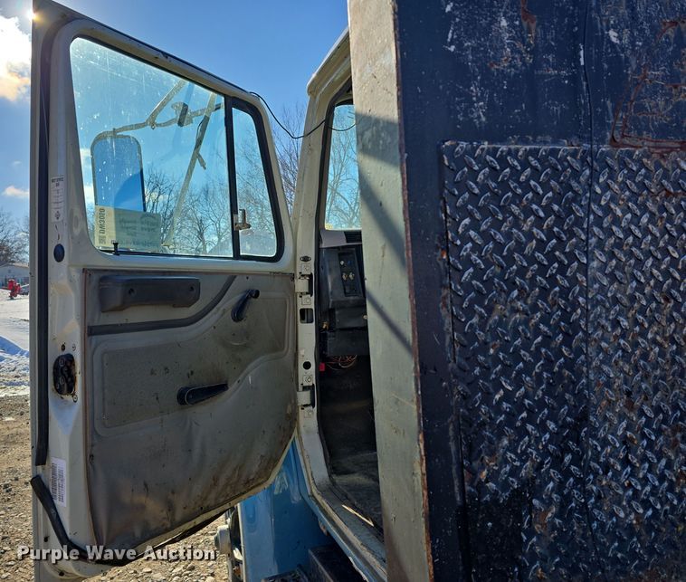 image for item DW3060 1996 International 4900 flatbed truck