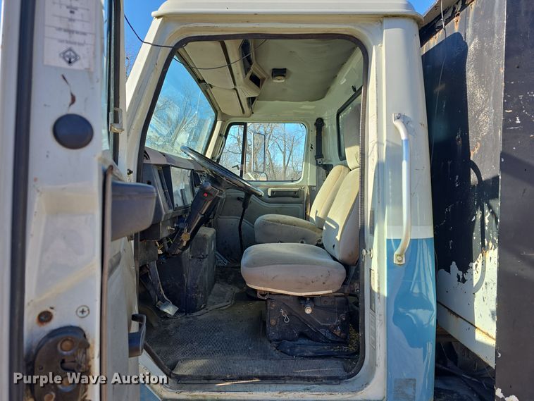 image for item DW3060 1996 International 4900 flatbed truck