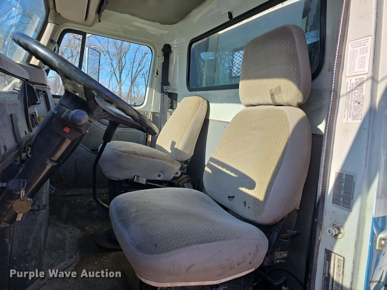 image for item DW3060 1996 International 4900 flatbed truck