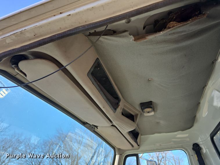 image for item DW3060 1996 International 4900 flatbed truck