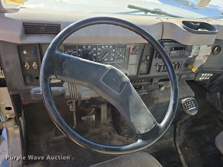 image for item DW3060 1996 International 4900 flatbed truck