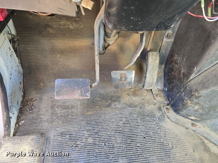 image for item DW3060 1996 International 4900 flatbed truck