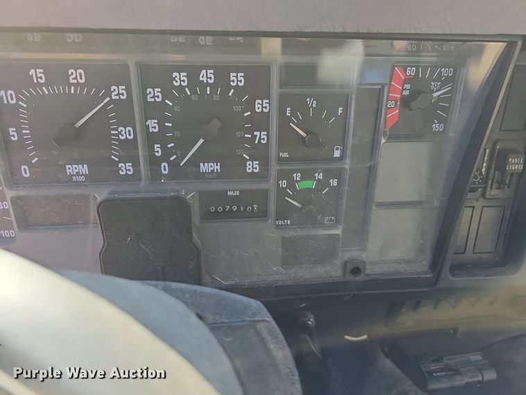 image for item DW3060 1996 International 4900 flatbed truck