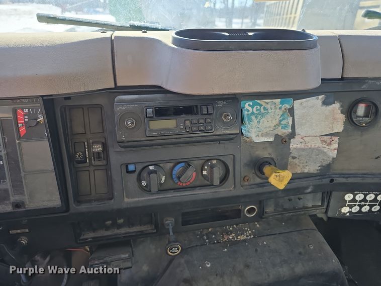 image for item DW3060 1996 International 4900 flatbed truck