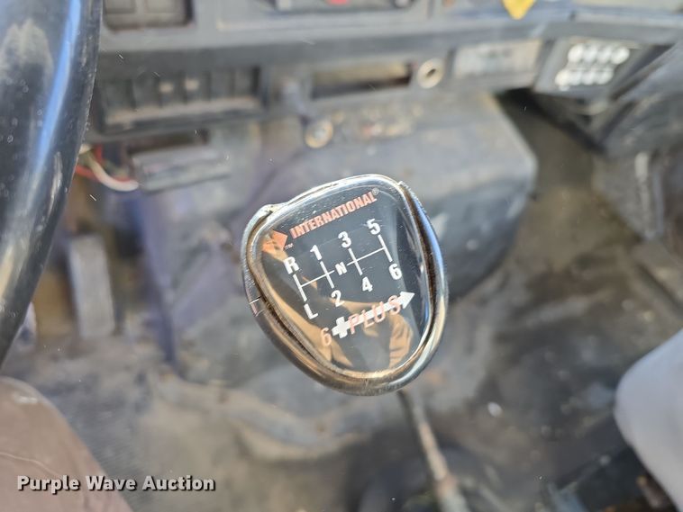 image for item DW3060 1996 International 4900 flatbed truck