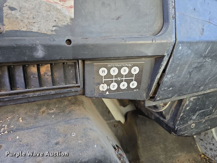 image for item DW3060 1996 International 4900 flatbed truck