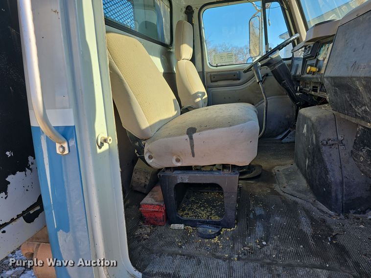 image for item DW3060 1996 International 4900 flatbed truck