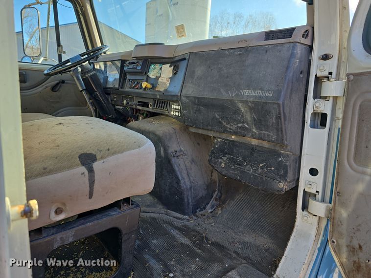 image for item DW3060 1996 International 4900 flatbed truck