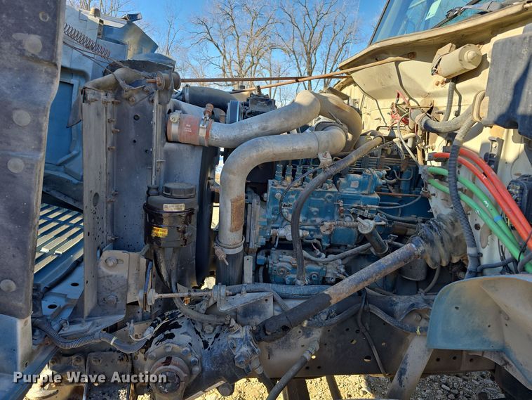 image for item DW3060 1996 International 4900 flatbed truck