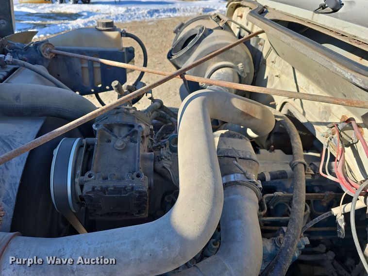 image for item DW3060 1996 International 4900 flatbed truck