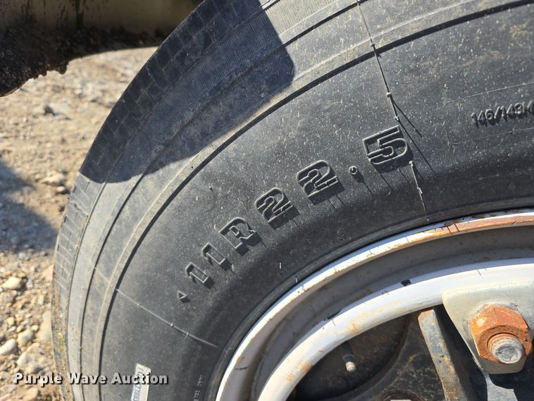 image for item DW3060 1996 International 4900 flatbed truck