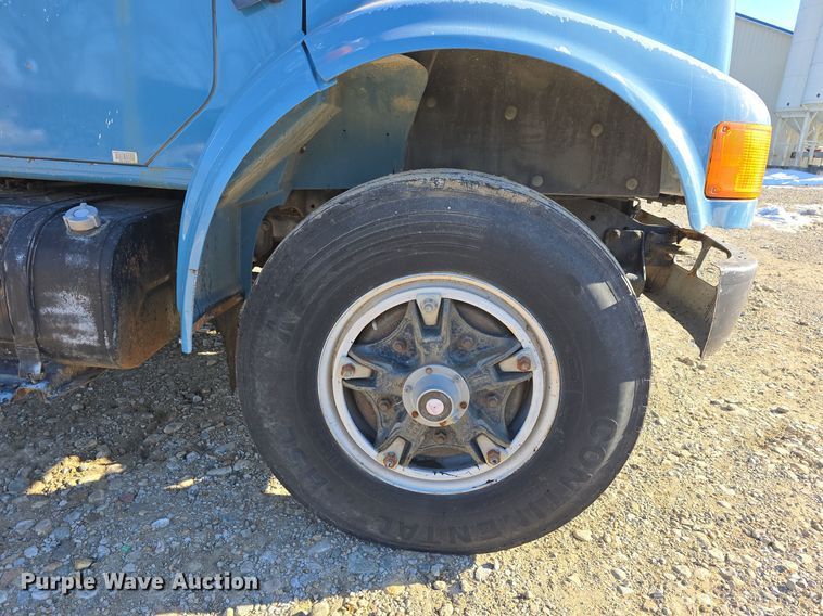 image for item DW3060 1996 International 4900 flatbed truck