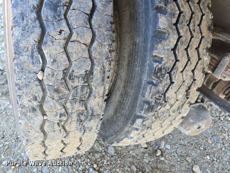 image for item DW3060 1996 International 4900 flatbed truck