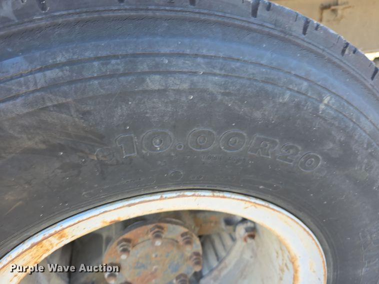 image for item DW3060 1996 International 4900 flatbed truck