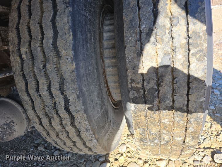 image for item DW3060 1996 International 4900 flatbed truck