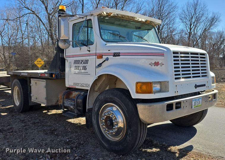 image for item DW3072 1998 International 4700 flatbed truck