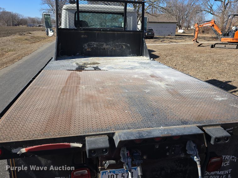 image for item DW3072 1998 International 4700 flatbed truck