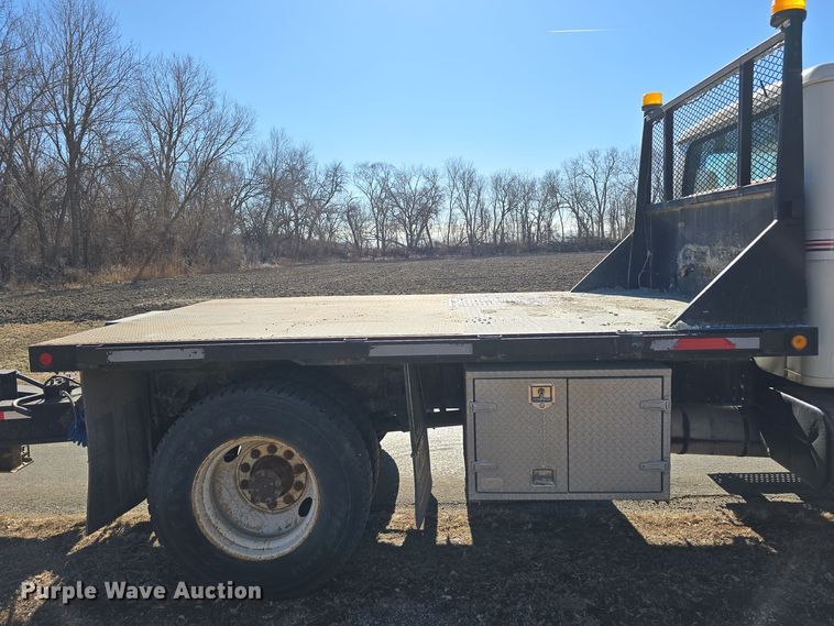 image for item DW3072 1998 International 4700 flatbed truck