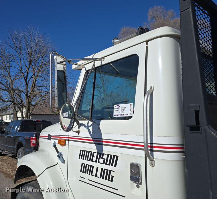 image for item DW3072 1998 International 4700 flatbed truck