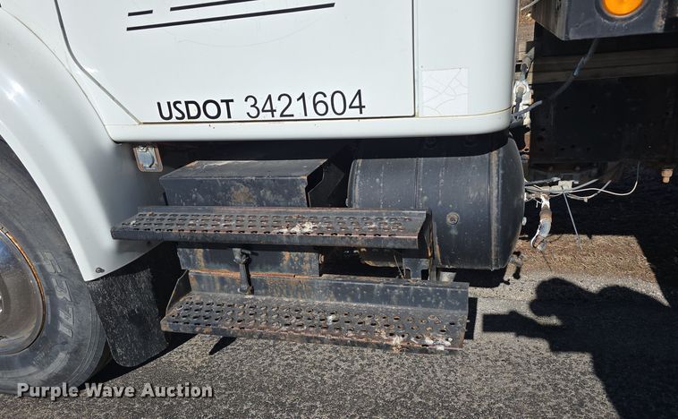 image for item DW3072 1998 International 4700 flatbed truck