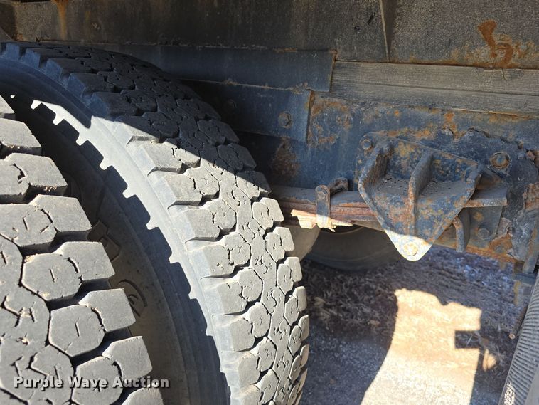 image for item DW3072 1998 International 4700 flatbed truck