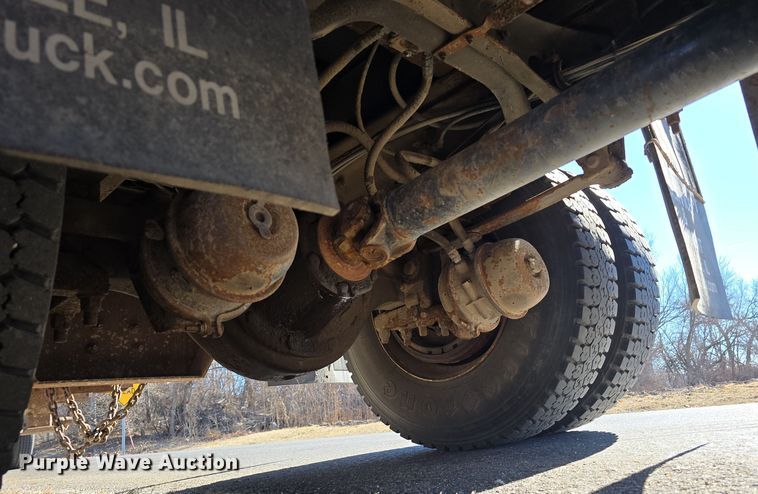 image for item DW3072 1998 International 4700 flatbed truck