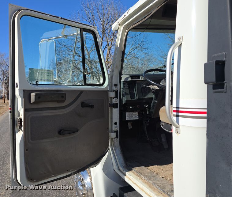 image for item DW3072 1998 International 4700 flatbed truck