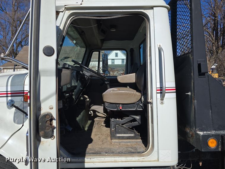 image for item DW3072 1998 International 4700 flatbed truck