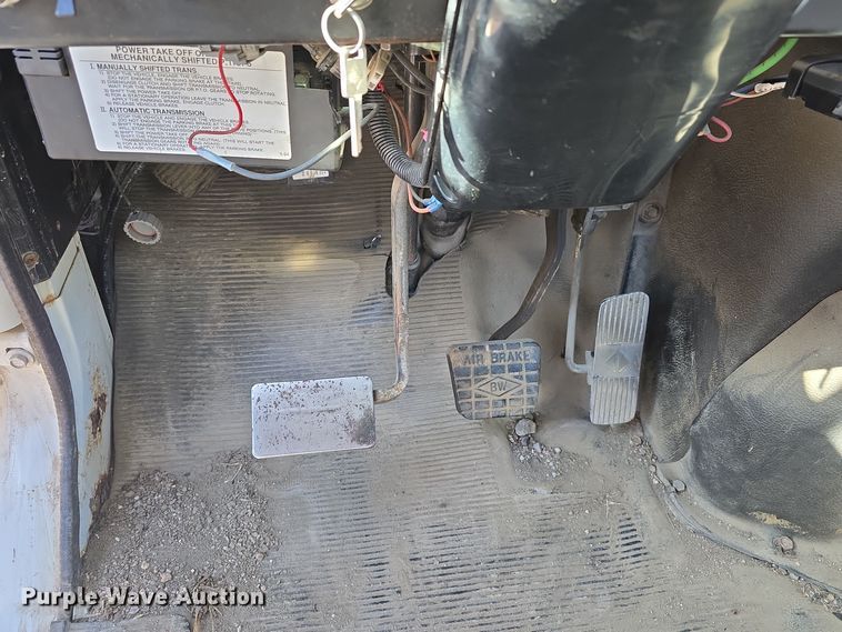 image for item DW3072 1998 International 4700 flatbed truck