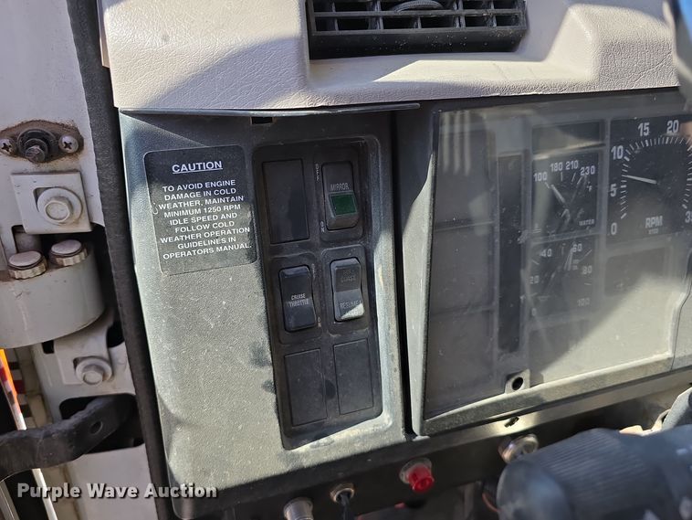 image for item DW3072 1998 International 4700 flatbed truck