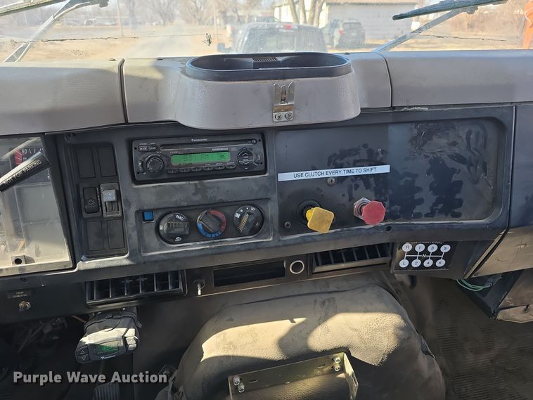 image for item DW3072 1998 International 4700 flatbed truck